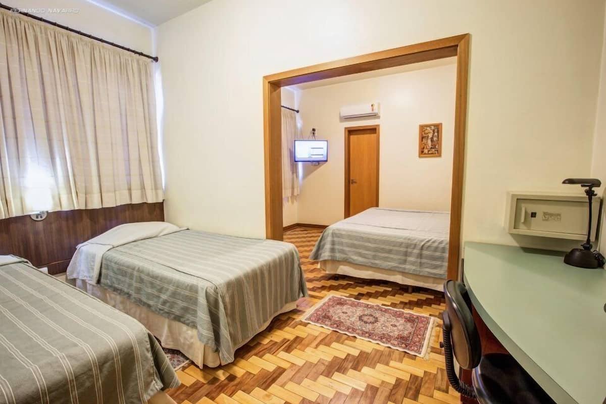 Habitación triple estándar | Ropa de cama hipoalergénica y escritorio