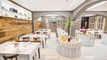 Café da manhã com buffet grátis todos os dias