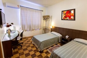 Habitación doble estándar | Ropa de cama hipoalergénica y escritorio