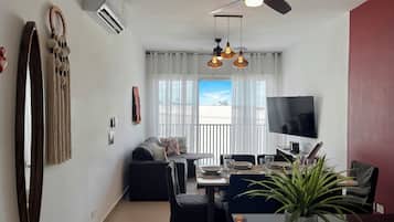 Smart TV, Netflix, books, streaming services