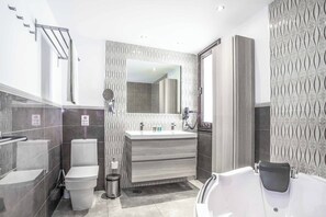 Dutxa, capçal de dutxa d'hidromassatge i tovalloles 