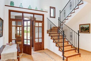 Interior - Villa Xiquetes - Four Bedroom Villa, Sleeps 8 (Santañy)