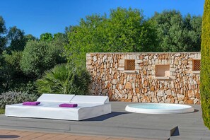 Property grounds - Villa Xiquetes - Four Bedroom Villa, Sleeps 8 (Santañy)