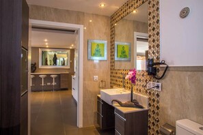 Een bad/douchecombinatie, een bubbelbad, een bidet, handdoeken