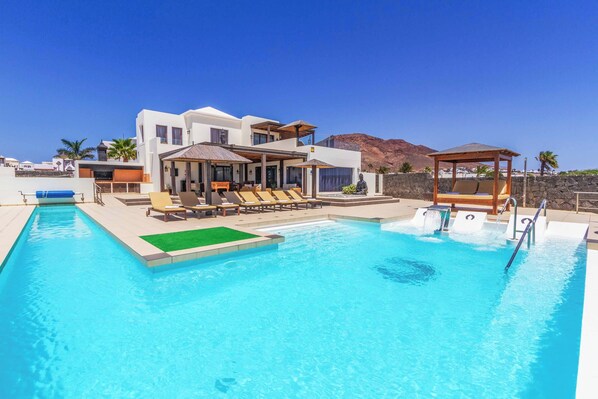 Een verwarmd zwembad