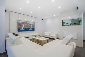 Télévision, jeux vidéo, table de tennis de table