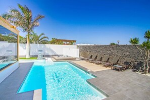 Een verwarmd zwembad