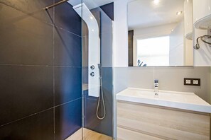 Een bad, een bidet, handdoeken