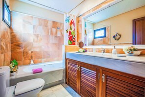 Een bad/douchecombinatie, handdoeken