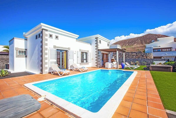 Een verwarmd zwembad