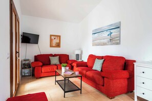 Smart-tv, dvd-spelare och ett bordtennisbord