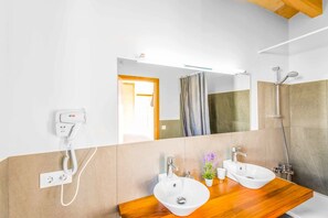 Douche, serviettes fournies