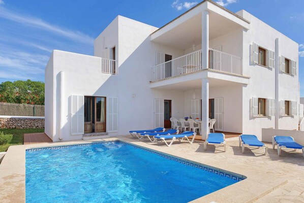 Outdoor pool, pool loungers - Villa La Pinta - Five Bedroom Villa, Sleeps 10 (Cala d'Or)