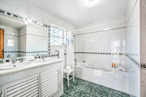 Combined shower/tub, towels