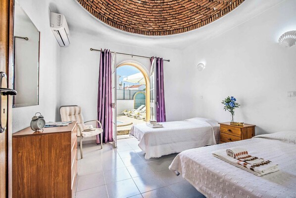 4 bedrooms, WiFi, bed sheets - Villa Arines - Four Bedroom Villa, Sleeps 6 (Albufeira)