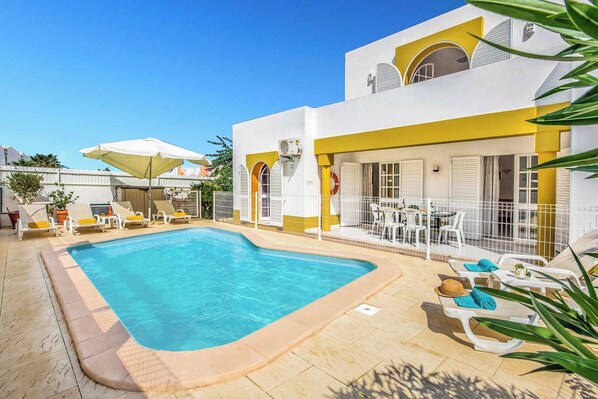 Beheizter Pool, Liegestühle