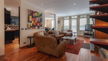 Een smart-tv, een open haard, boeken en een muziekbibliotheek