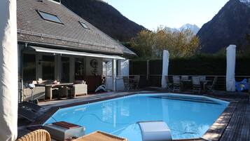 Een buitenzwembad, een verwarmd zwembad