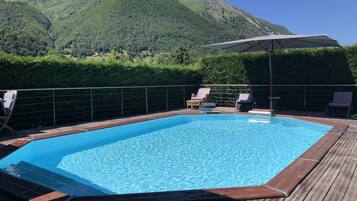 Een buitenzwembad, een verwarmd zwembad