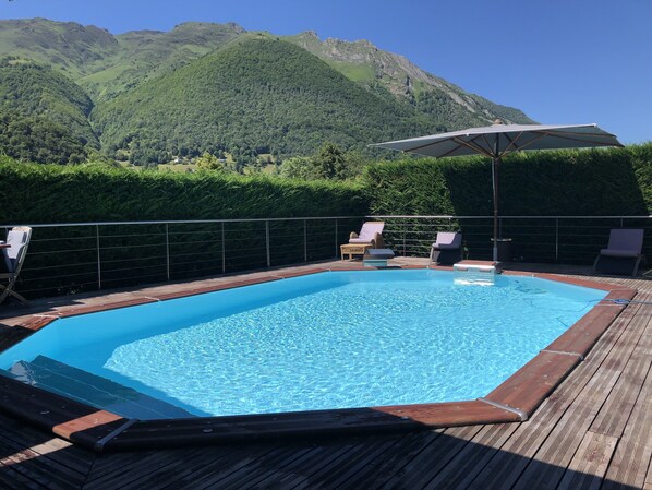 Una piscina al aire libre, una piscina climatizada