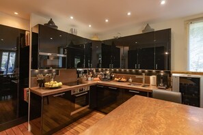 Frigorífico, microondas, horno y placa de cocina