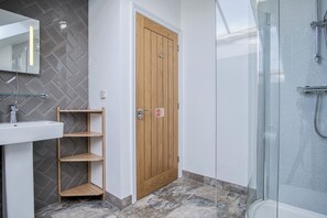 Family House | Bathroom | Towels - The Chaffhouse - 4 Bedroom - Llangennith (Swansea)