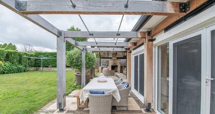 Benview Cottage - CBD, Sleeps 8, Pizza Oven