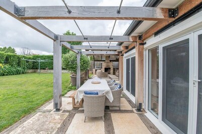Benview Cottage - CBD, Sleeps 8, Pizza Oven