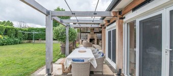 Benview Cottage - CBD, Sleeps 8, Pizza Oven