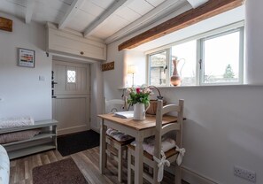 Dining - High-quality bolthole and cosy sanctuary for 2 people in a picturesque village location with WiFi. (Richmond)