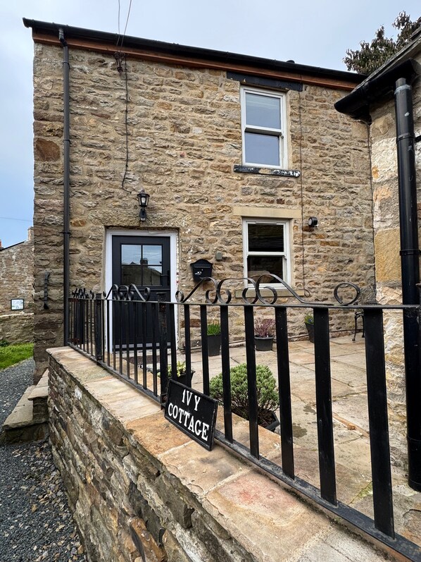 Exterior - High-quality bolthole and cosy sanctuary for 2 people in a picturesque village location with WiFi. (Richmond)