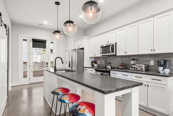 Réfrigérateur, micro-ondes, four, plaque de cuisson