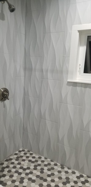 Badewanne, Haartrockner, Handtücher, Seife