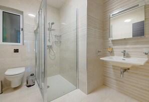 Kostenlose Toilettenartikel, Haartrockner, Toilettenpapier