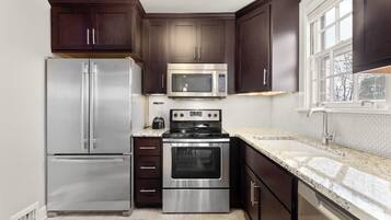 Departamento, varias camas, cocina | Cocina privada | Refrigerador, microondas, horno y parrilla de estufa
