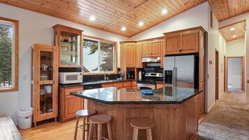 Huis, meerdere bedden, patio, uitzicht op bergen (Truckee Pines Retreat) | Privékeuken | Een koelkast, een magnetron, een oven, een kookplaat