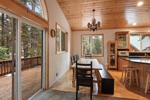 Casa, várias camas, varanda, vista para a montanha (Truckee Pines Retreat) | Opções para refeição