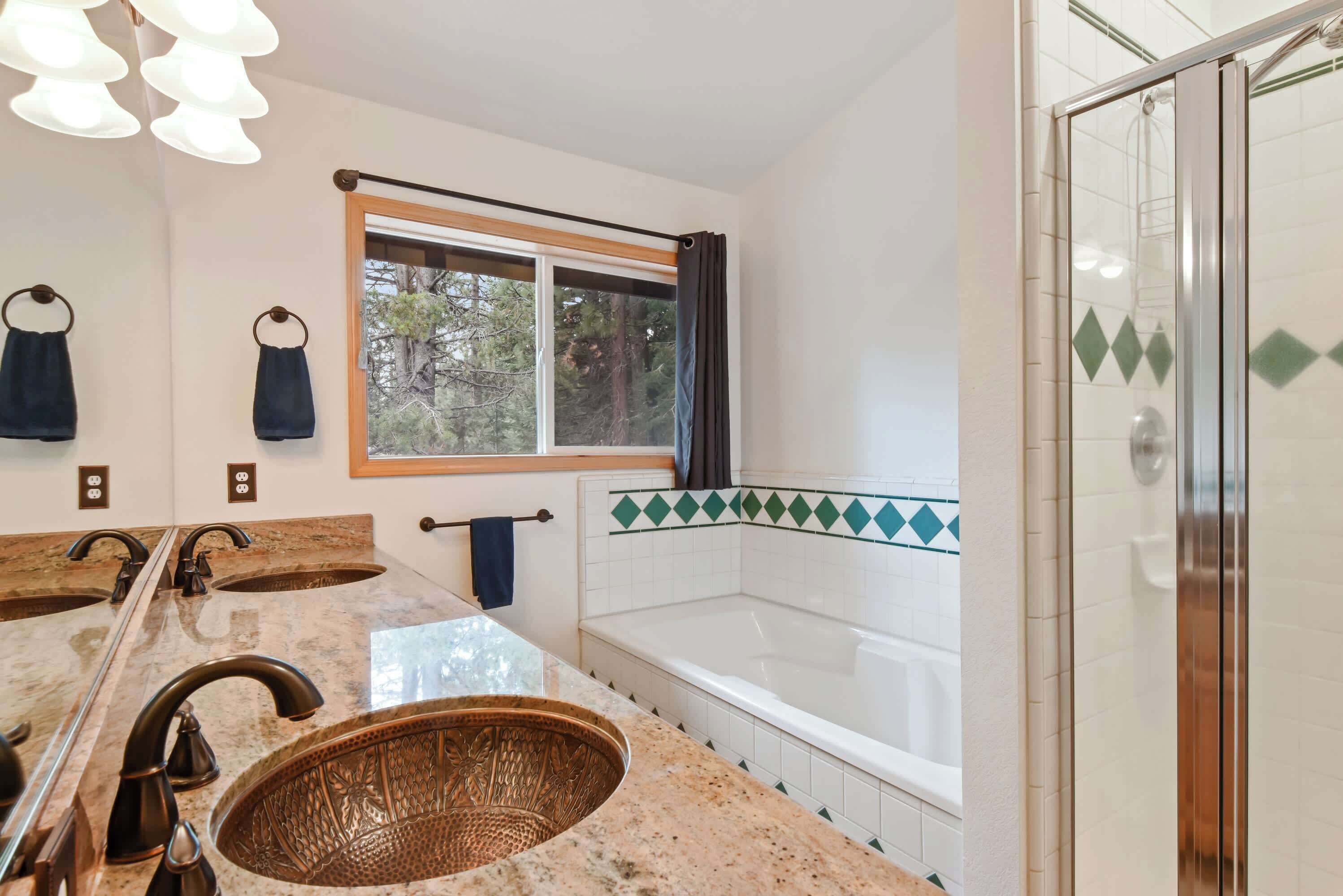 Une salle de bain avec un grand lavabo, une baignoire et un espace douche.