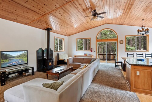 Truckee Pines Retreat Game Room & Forest Views