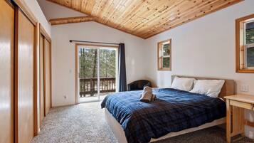 Rumah, Beberapa Tempat Tidur, patio, pemandangan gunung (Truckee Pines Retreat) | 3 kamar tidur dan didekorasi berbeda-beda