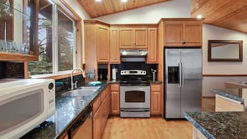 House, Multiple Beds, Patio, Mountain View (Truckee Pines Retreat) | Private kitchen | Fridge, microwave, oven, stovetop