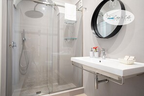 Bruser, hårtørrer, bidet, håndklæder