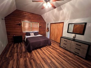 3 bedrooms, iron/ironing board, free WiFi, bed sheets - Cozy, Riverfront ENTIRE Cabin (Fayetteville)