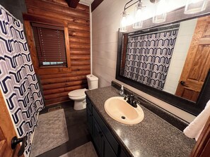 Combined shower/tub, hair dryer, towels, shampoo - Cozy, Riverfront ENTIRE Cabin (Fayetteville)