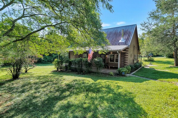 Exterior - Cozy, Riverfront ENTIRE Cabin (Fayetteville)