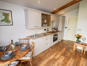 Cottage | Private kitchen | Fridge, dishwasher, electric kettle, toaster - Celyn (Ruthin)