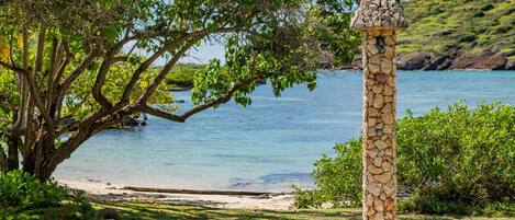 Vlak bij het strand, ligstoelen aan het strand, strandlakens