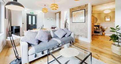 Cosy Lochside Cottage With Mountain and Sea Views