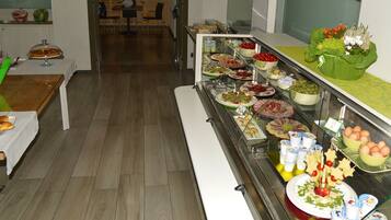 TĂ€gliches FrĂŒhstĂŒcksbuffet (10 EUR pro Person)