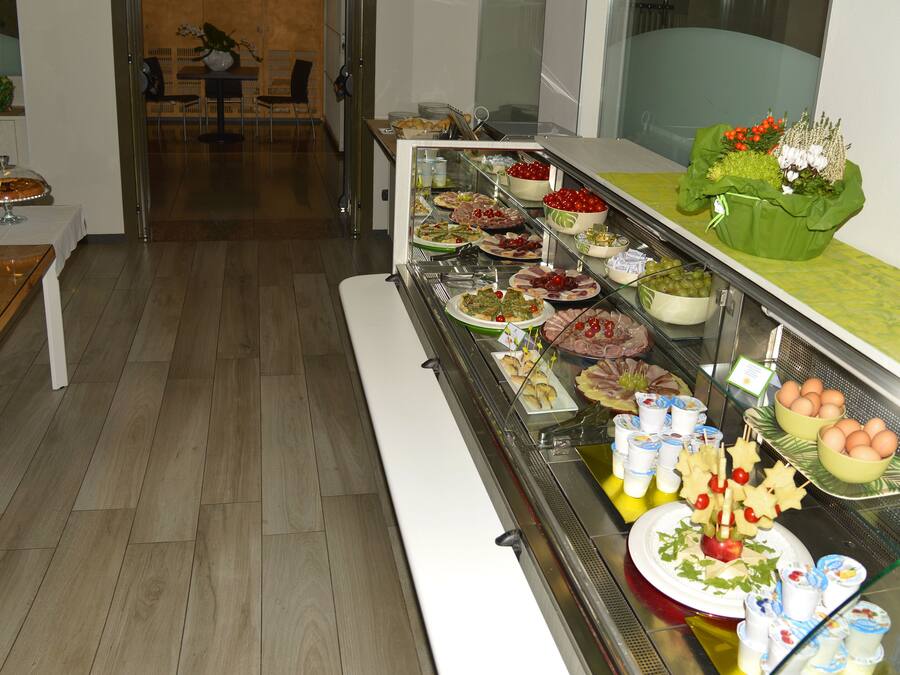 Petit déjeuner buffet (10 EUR par personne)